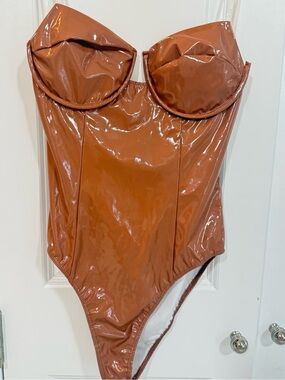 Strapless Patent-Look Bodysuit in Warm Cinnamon